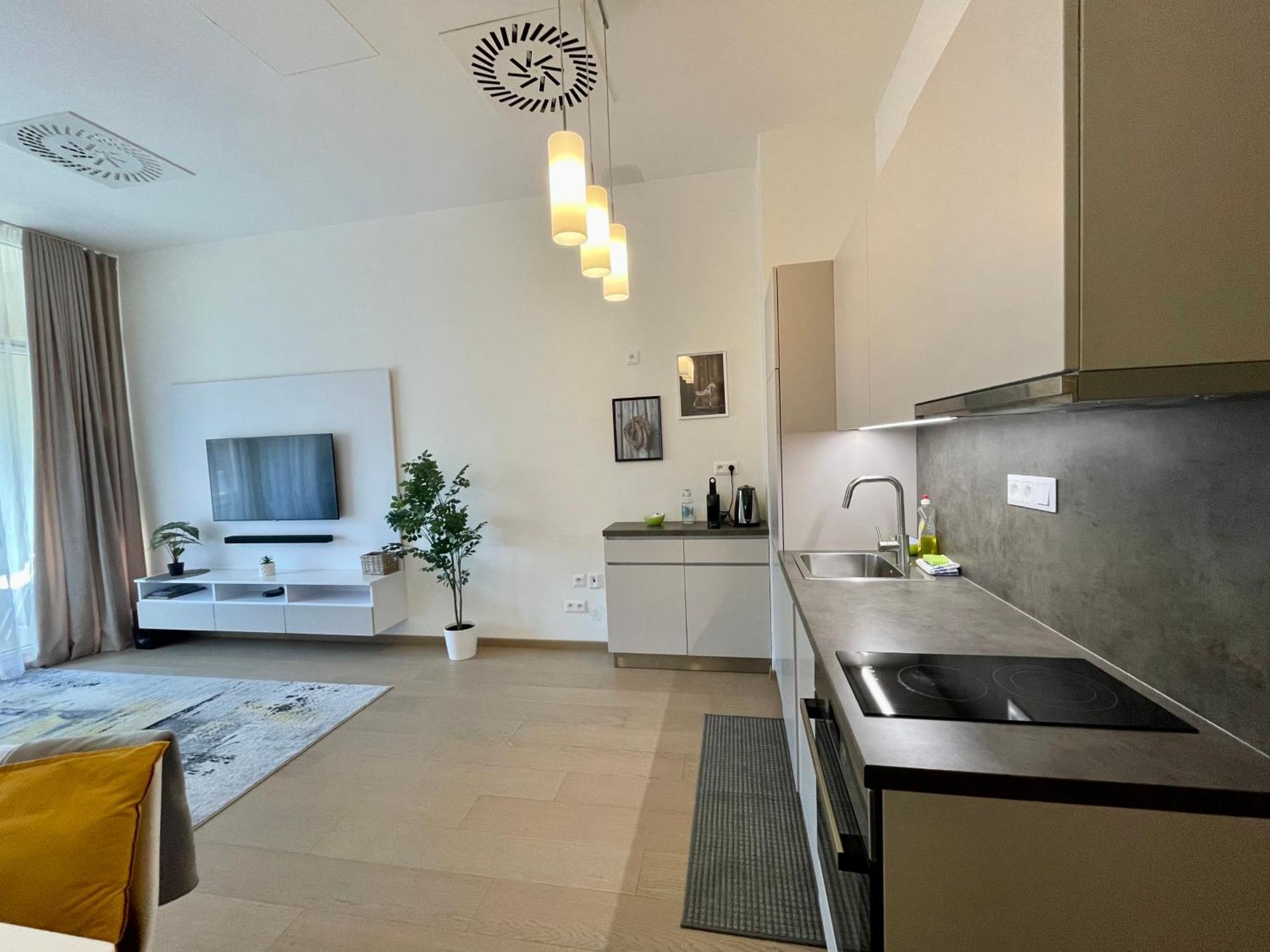 New, Beautiful Apt With Parking In Best Location! Братислава Екстериор снимка
