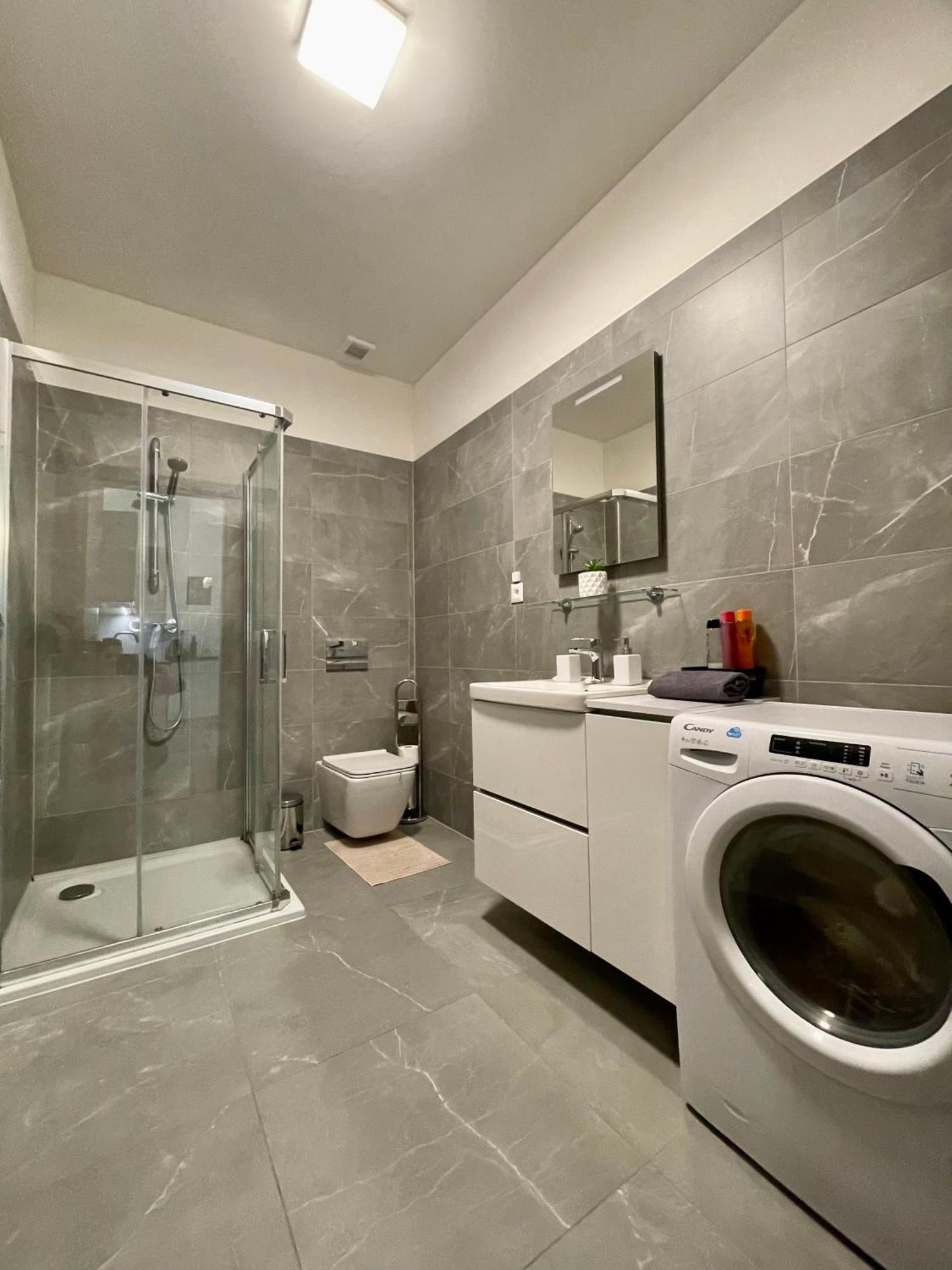 New, Beautiful Apt With Parking In Best Location! Братислава Екстериор снимка