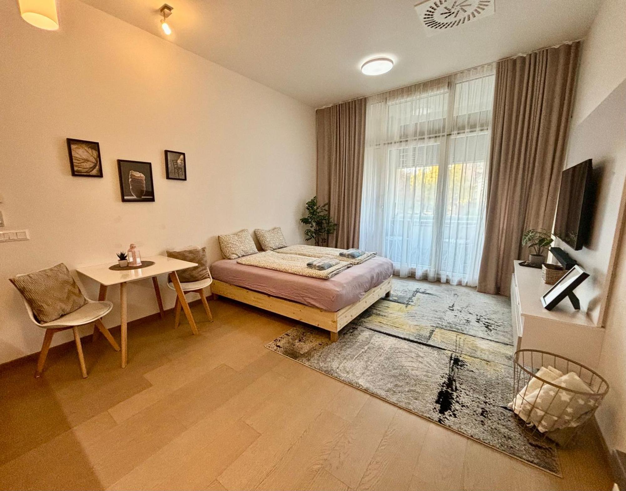 New, Beautiful Apt With Parking In Best Location! Братислава Екстериор снимка