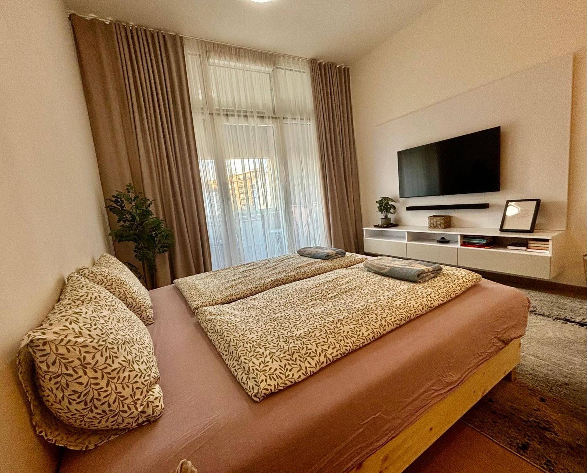 New, Beautiful Apt With Parking In Best Location! Братислава Екстериор снимка